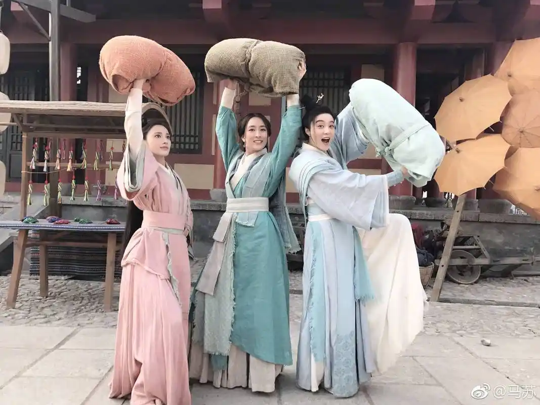 片场幕后搞笑场景,穿着古装看手机,范冰冰的"偶像包袱"亮了!