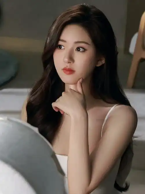 赵露思白色礼服造型惊艳片场,新换造型团队助力事业腾飞!