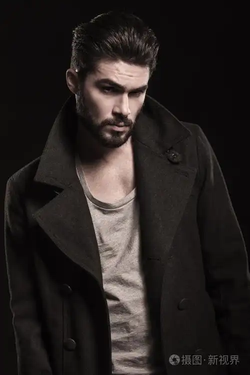 留着胡子的严重时尚男人的肖像