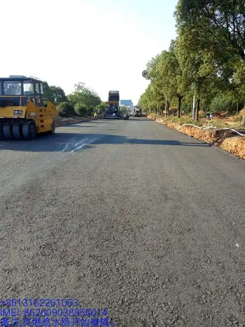 宾港路底部第一层水稳摊铺
