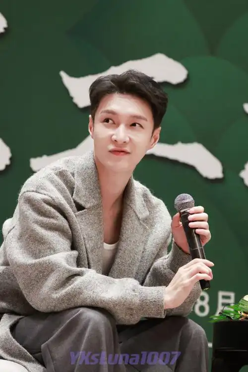 演员张艺兴活动生图