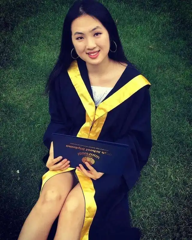 华为二公主回国躺沙发里秀芭蕾腿别墅外景有山有雪好震撼