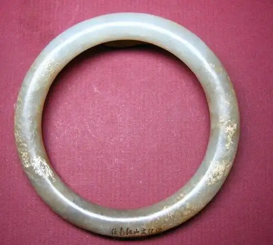 出土和田玉手镯