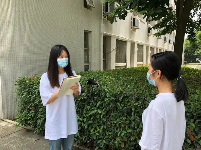 图为实践团队成员对在校学生进行采访.png