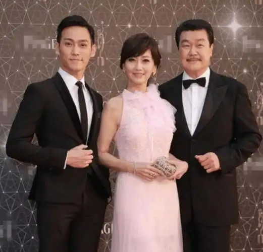 贾乃亮赵雅芝罕同框,两人年龄差31岁还演母子,状态却像同龄人_活动