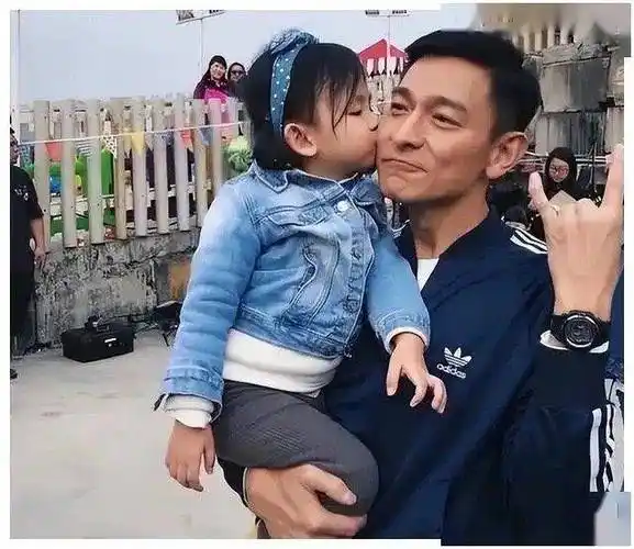 大马千金兼粉丝朱丽倩(蒨)于2008年6月在美国拉斯维加斯秘密领证结婚