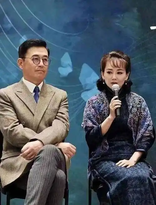 王志飞夫妇同台,妻子身着民国阔太装展现优雅气质,但却很显老