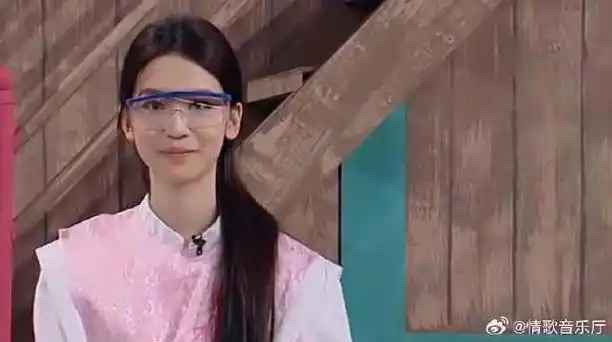 妹妹选择红色,成毅逃过惩罚!__财经头条