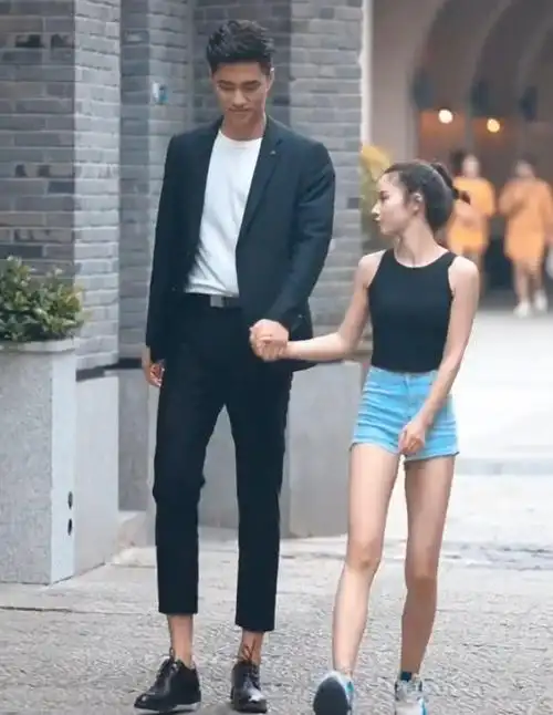 最萌30cm身高差牵手体重差了2倍仅因一点腿长意外一样