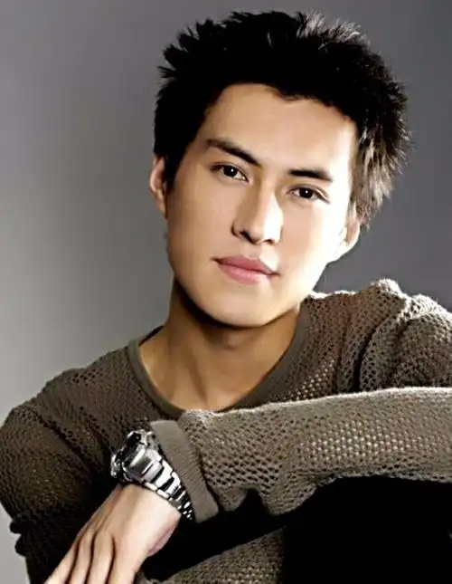 靳东年轻时的照片,脸长眼窝深,路人一枚