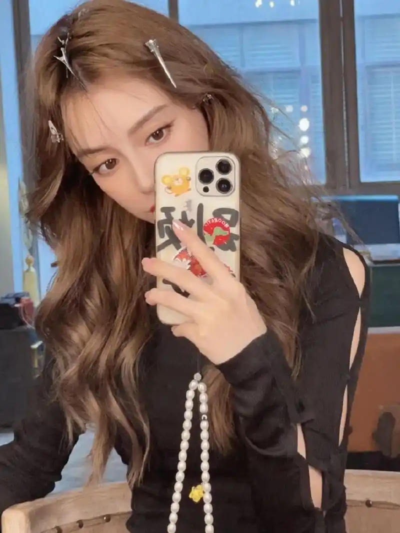 组图:angelababy营业晒对镜自拍 金色卷发造型五官精致似洋娃娃