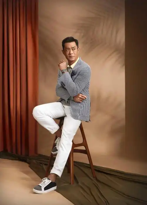 48岁古天乐为慈善公益拍写真化身时尚绅士演绎型男本色