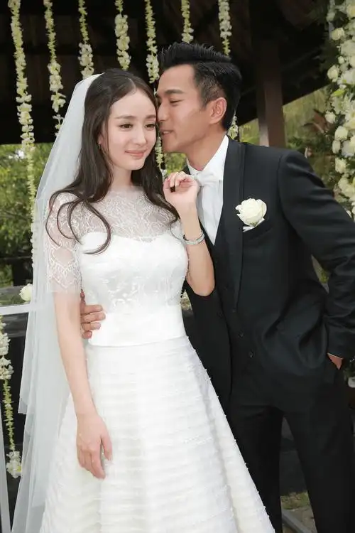 杨幂继魏大勋后又有了新男友?多张合拍曝光,看似有些亲密