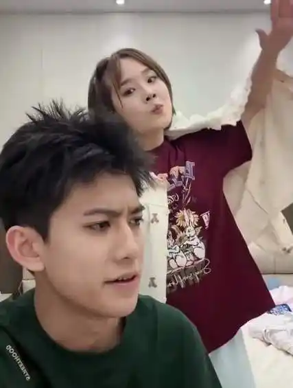 13万邓紫棋谢霆锋做小鱼足疗,邓紫棋你为什么这么怕同类2.