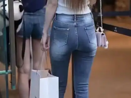 街拍 蓝色紧身牛仔裤