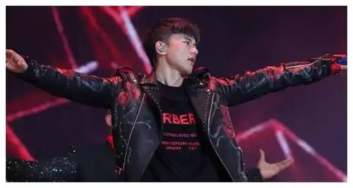 张杰演唱会现场,明星云集,他对谢娜的介绍让全场沸腾!