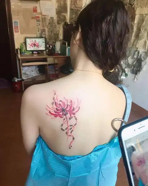 彼岸花纹身图片_肩部欧美写实水彩纹身图案