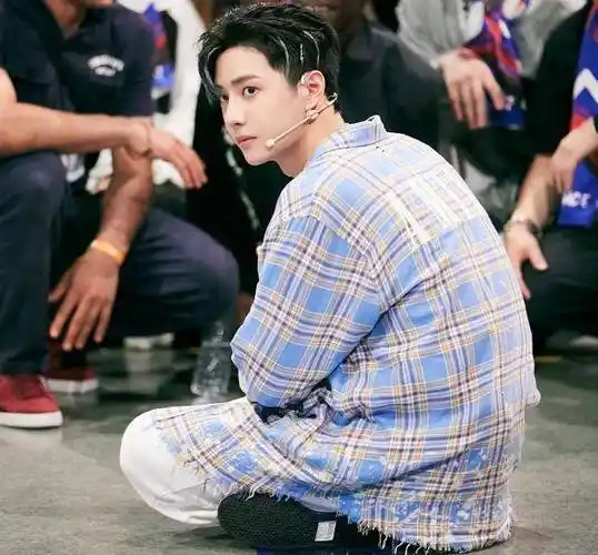 王一博抖肩舞再次火出圈,热度高达800w,不和谐评论太多了_舞蹈_动作