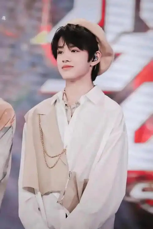 【tf家族三代第一美颜大主唱张极】用舞台打碎质疑与忧虑.