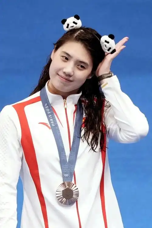 主要是笑起来露牙龈太明显了.