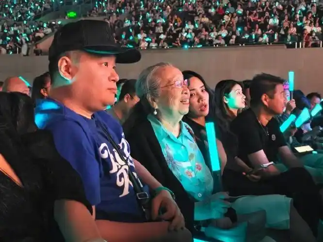 李明启现身苏有朋演唱会##苏有朋北京演唱会