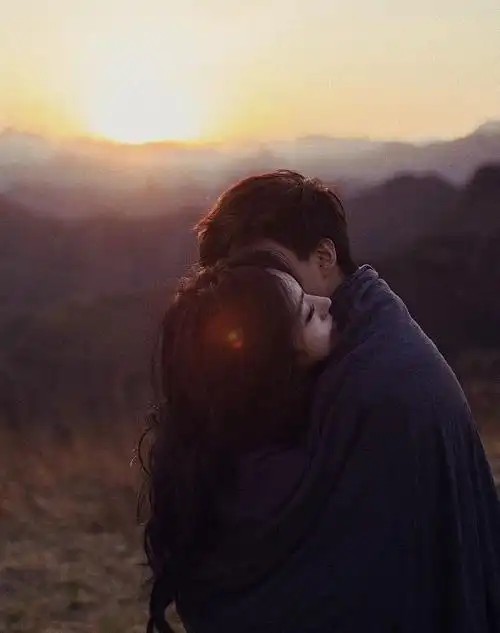 一男一女两个人拥抱的图片,一男一女现实情侣拥抱图-528时尚网