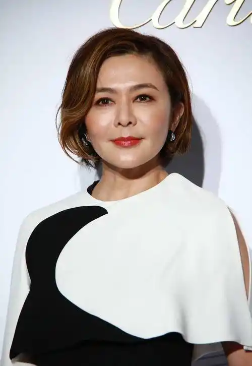 57岁关之琳近照曝光!变胖发福玩短视频,称网友"老铁"求关注!