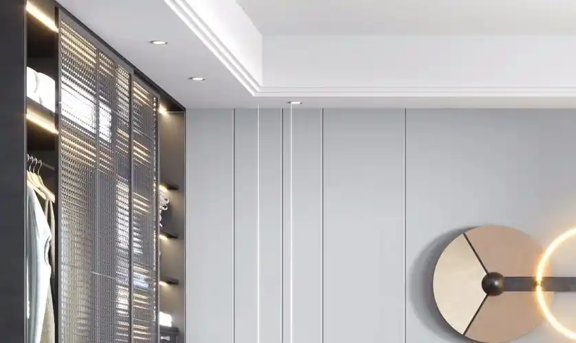 吊顶在墙边绕一圈双眼皮的造型,有的甚至是三眼皮,然后在顶面的楼板上