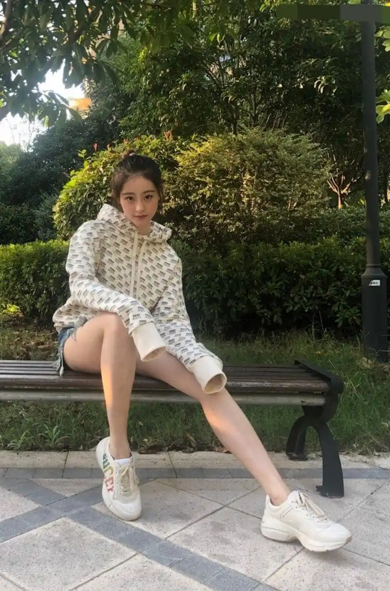 祝绪丹牛仔热裤美腿02修长,青春有活力#明星生图大赏