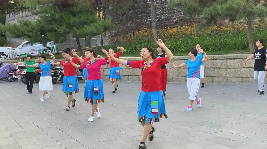 这里的大妈广场舞跳得美