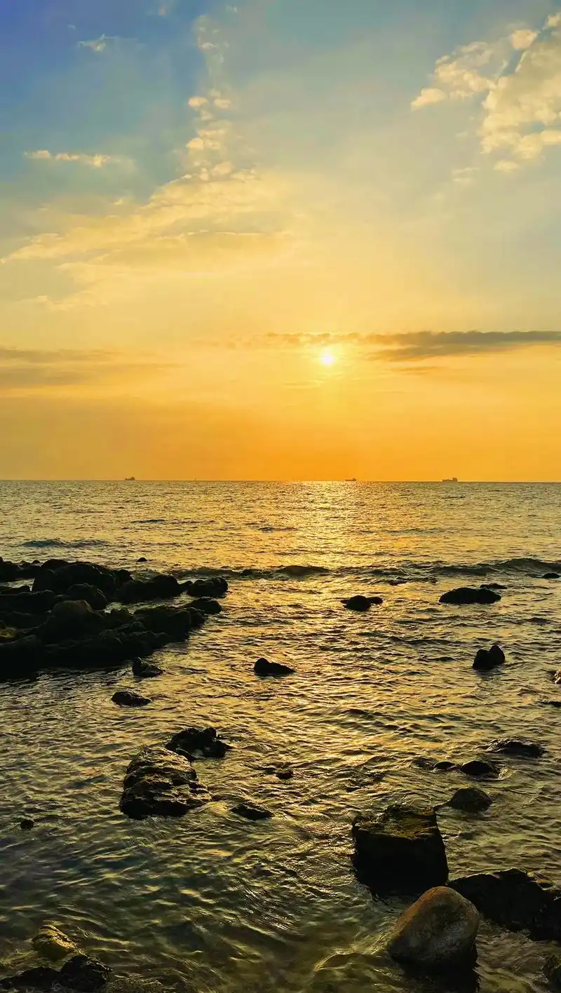 晚风吹走了落日晚霞温柔了大海