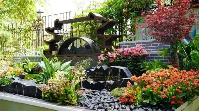 10月8日拍摄的正定时光园内的景观花池(李伟港 摄)