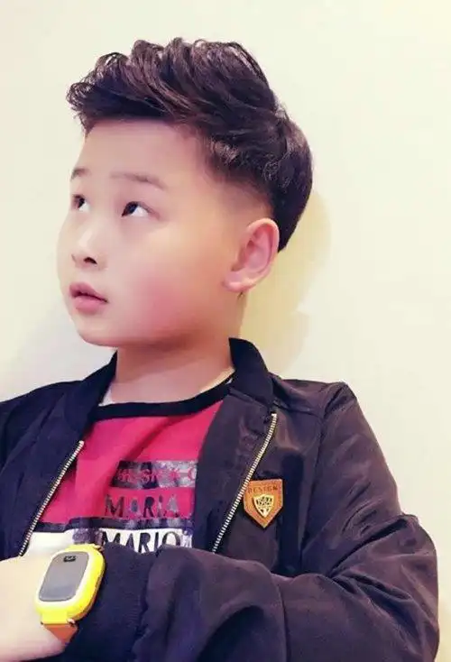男孩子烫什么发型好看 调皮可爱的男孩短发展示