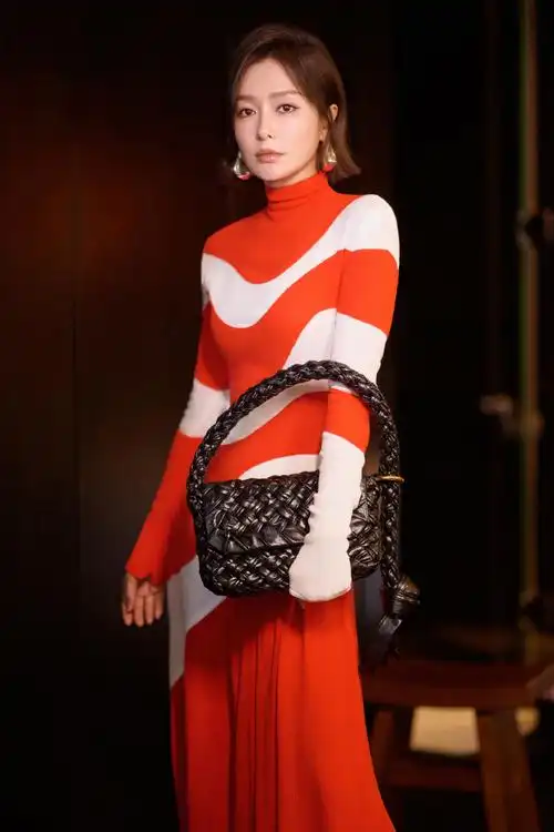 秦岚超话柔和的白与温暖的红有序交织,像是从压抑的冬迈到春日的心情