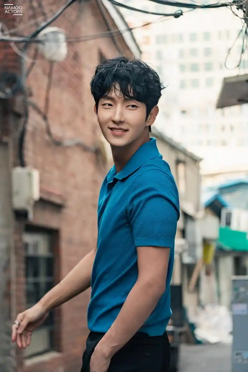 帅气单眼皮男生李准基