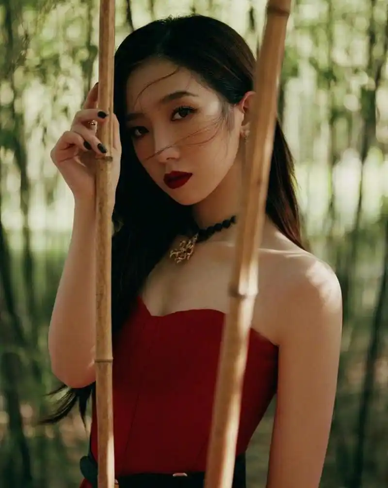 身穿红色抹胸长裙的孟美岐,可谓是美艳又性感,整个搭配造型将身材的