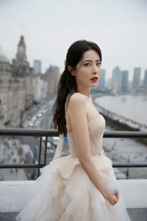 曾黎一袭香槟色抹胸薄纱裙美若天仙红唇黑发高贵典雅浪漫至极