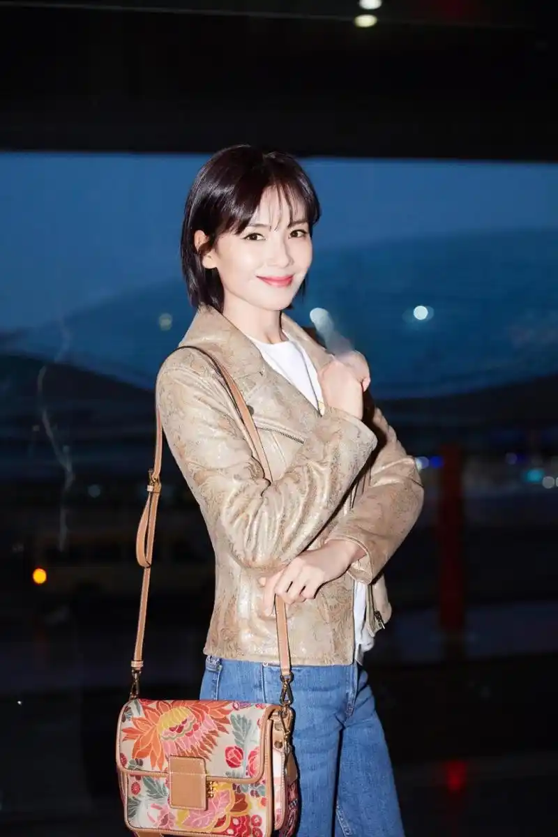 街拍到身穿牛仔裤的刘涛真是让人眼前一亮!