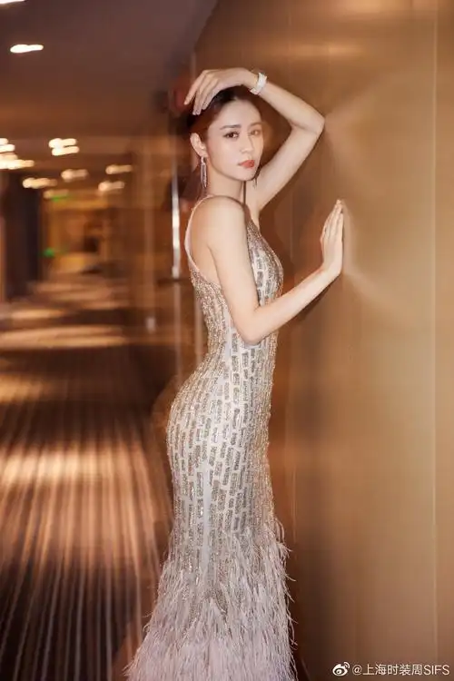 组图:林峯新婚娇妻张馨月晒自拍 短发造型扮"男仔"也撩人