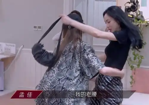 孟佳一把把王霏霏抱起来,下来后她小声感叹一句话,导演组忘了剪