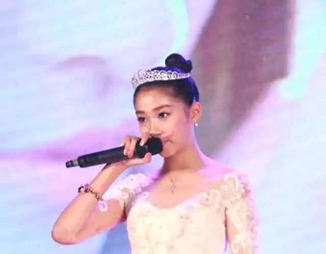 在这场以"感恩"为主题,又温馨十足的"成人礼"中,关晓彤再度重温"彤话