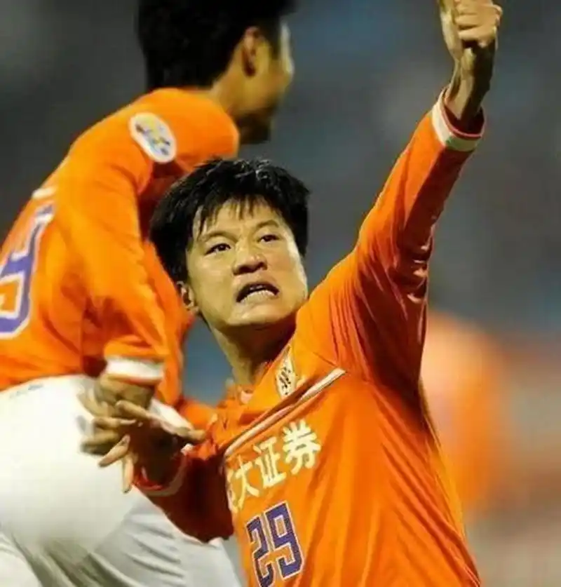 李金羽,又一位出生在辽宁省沈阳市的足球运动员,1977年出生,曾在1993