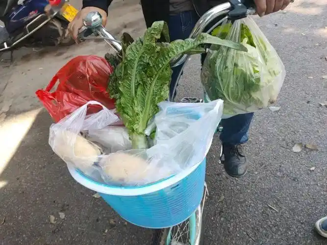 其实还暗藏了一丢丢小心思了的,帮忙把买的菜提出来,第一件事就是每次