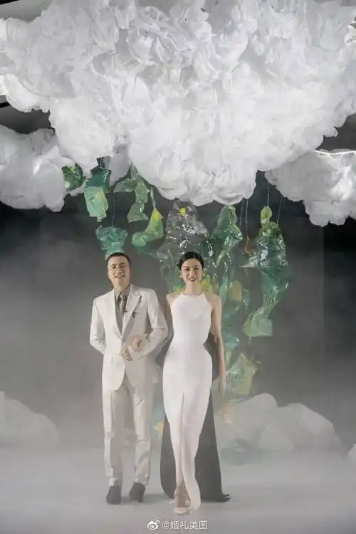 婚礼的主基调为白色云朵,涂鸦装置做点缀,野生的创作……__财经头条