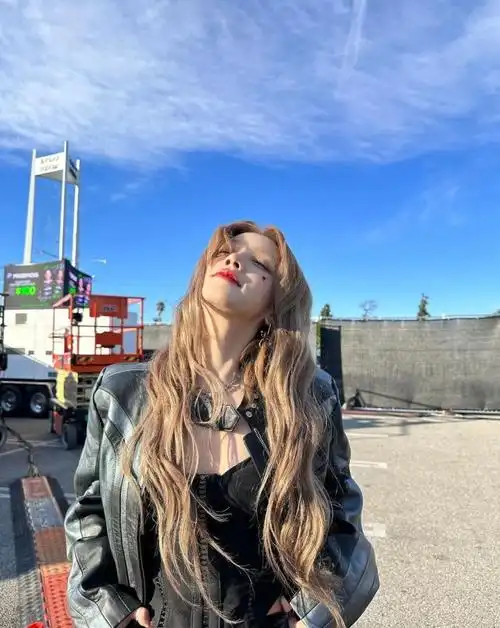 宋雨琦穿皮衣化身辣妹卷发红唇又甜又酷2