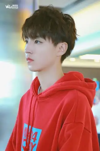 王俊凯×2018.06.01伦敦—苏黎世到达×cr:logo