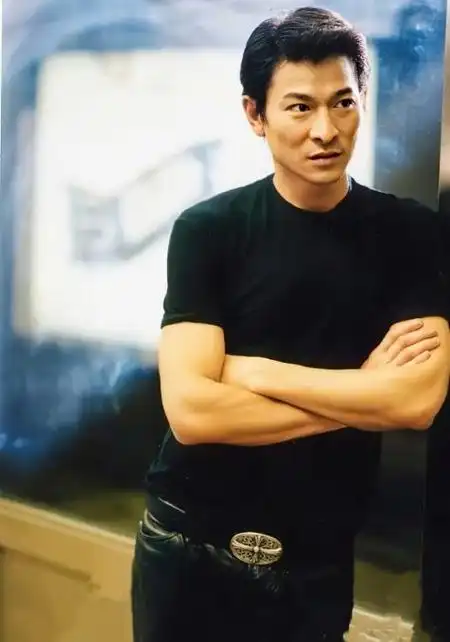 刘德华,1961年9月27日出生于香港新界大埔镇泰亨村,从香港无线训练班