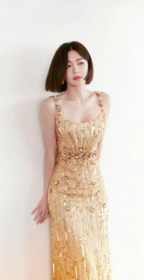孔夫子美貌太突出,一身金色连衣裙展现好身材,抗衰老感十足_秦岚_时尚
