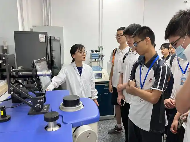 了解了光谱仪等各种实验器械,戴上vr眼镜身临其境地体验火箭发射场景