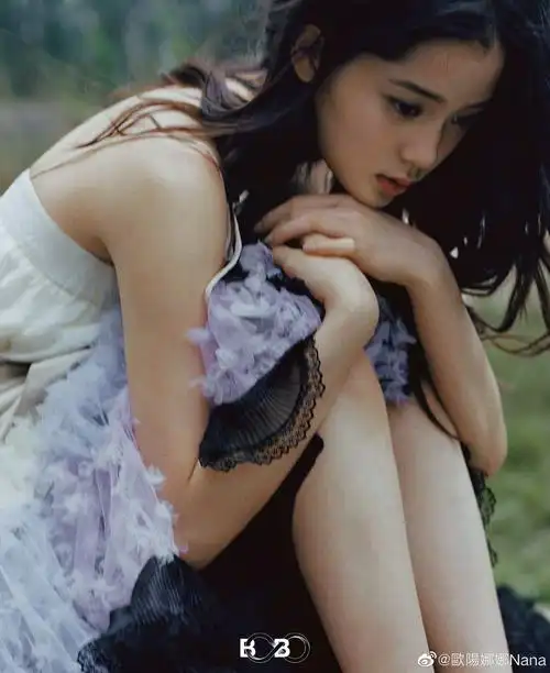 照片中的欧阳娜娜置身森林,白裙造型灵动感十足,还有一丝小小的女人味